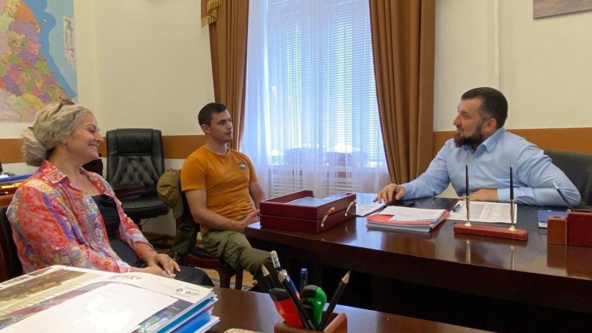 Шамиль Омаров встретился с участником СВО и его матерью