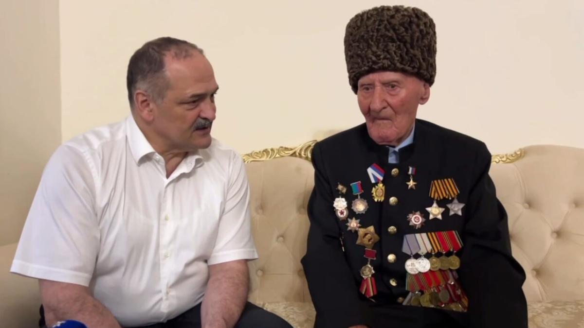Меликов посетил 100-летнего ветерана и Героя России Ибрагим-Паши Садыкова