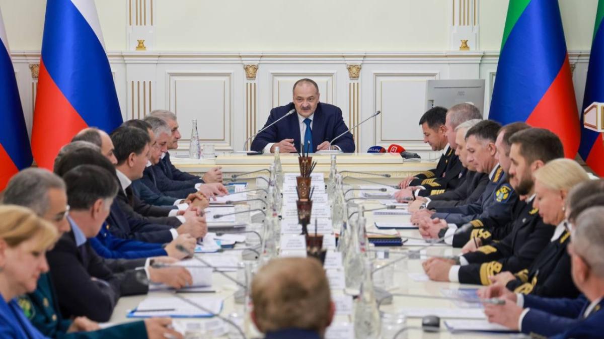 Меликов провел совещание о развитии Махачкалинского морского порта