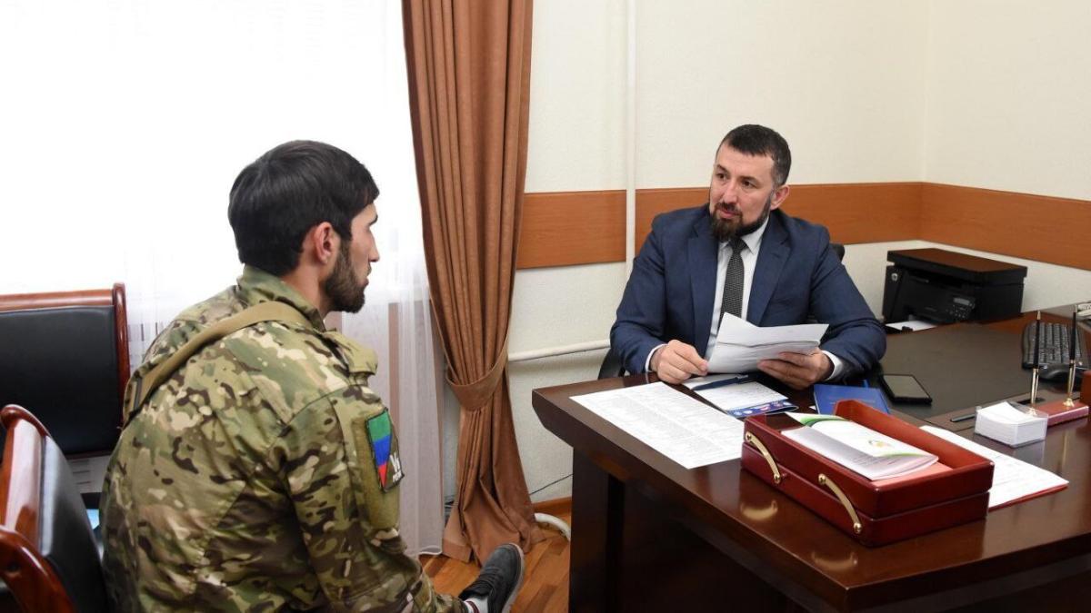Депутат Омаров окажет помощь с выплатами бойцу СВО из Карлабко
