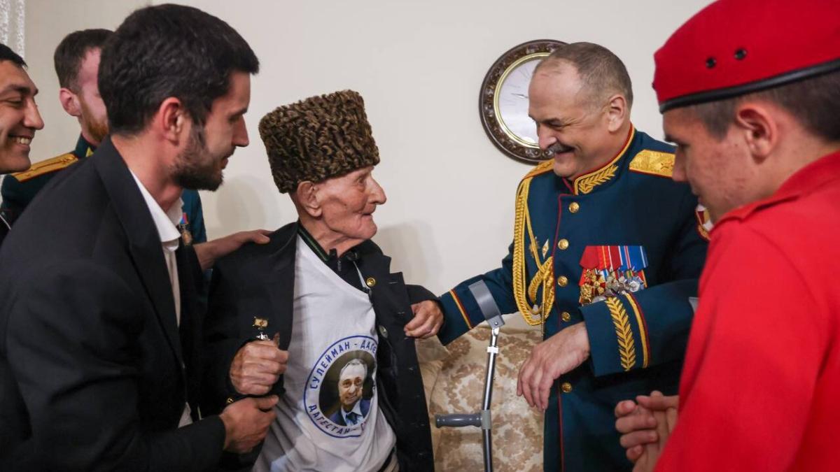 Меликов рассказал о финансовой помощи ветеранам ВОВ от сенатора Керимова