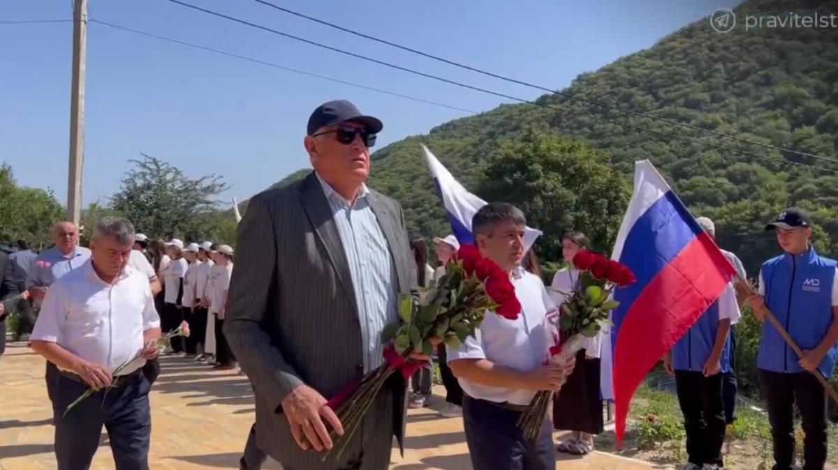 Абдулмуслимов возложил цветы к памятнику погибшим на СВО в селе Хучни