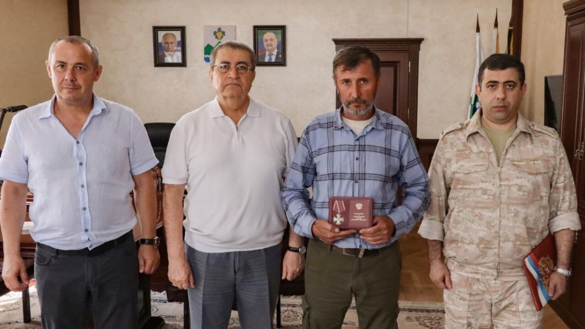 В Дербентском районе отцу погибшего в СВО солдата вручили орден Мужества 